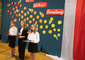 Uczniowie klas ósmych i szóstej zapowiadają uroczystość z okazji Dnia Edukacji Narodowej.