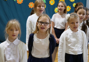 Uczniowie śpiewają piosenki z okazji Dnia Edukacji Narodowej.