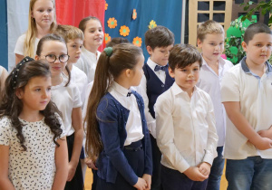 Uczniowie śpiewają piosenki z okazji Dnia Edukacji Narodowej.
