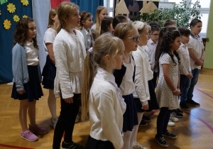 Uczniowie śpiewają piosenki z okazji Dnia Edukacji Narodowej.