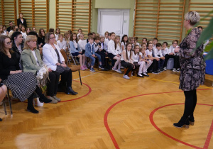 Przemówienie Pani Dyrektor do uczniów i nauczycieli, którzy uczestniczą w święcie z okazji Dnia Edukacji Narodowej.