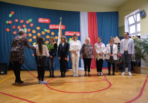 Pani Dyrektor wręcza wybranym nauczycielom Nagrodę Dyrektora Szkoły.