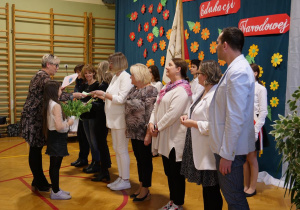 Pani Dyrektor wręcza wybranym nauczycielom Nagrodę Dyrektora Szkoły.