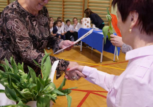 Pani Dyrektor wręcza nauczycielowi nagrodę za długoletni staż pracy.
