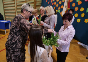 Pani Dyrektor wręcza nauczycielowi nagrodę za długoletni staż pracy.