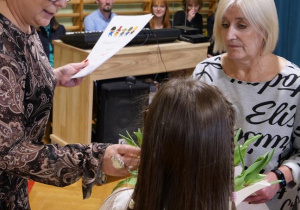 Pani Dyrektor wręcza praconikowi niepedagogicznemu Nagrodę Dyrektora Szkoły.