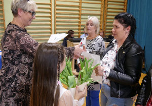 Pani Dyrektor wręcza praconikowi niepedagogicznemu Nagrodę Dyrektora Szkoły.