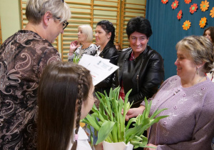Pani Dyrektor wręcza praconikowi niepedagogicznemu Nagrodę Dyrektora Szkoły.