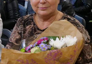 Na zdjęciu Pani Dyrektor z bukietem kwiatów.