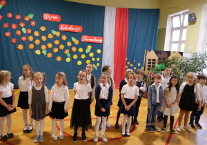 Uczniowie śpiewają piosenki z okazji Dnia Edukacji Narodowej.