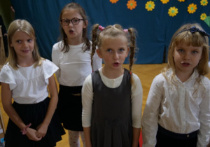 Uczniowie śpiewają piosenki z okazji Dnia Edukacji Narodowej.
