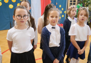 Uczniowie śpiewają piosenki z okazji Dnia Edukacji Narodowej.