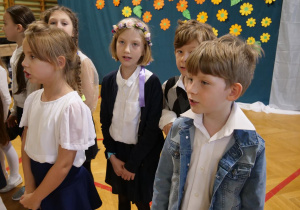 Uczniowie śpiewają piosenki z okazji Dnia Edukacji Narodowej.