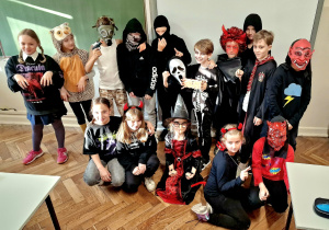 Na zdjęciu uczniowie, którzy są przebrani w różne stroje na Haloween.