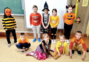 Na zdjęciu uczniowie w różnych przebraniach.