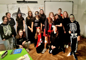 Na zdjęciu uczniowie, którzy są przebrani w różne stroje na Haloween.