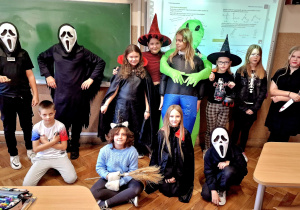 Na zdjęciu uczniowie, którzy są przebrani w różne stroje na Haloween.