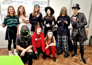 Na zdjęciu uczniowie, którzy są przebrani w stroje na Haloween.