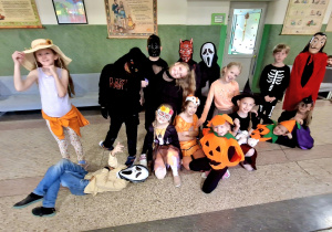 Na zdjęciu uczniowie, którzy są przebrani w stroje na Haloween.