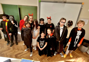 Na zdjęciu uczniowie, którzy są przebrani w stroje na Haloween.