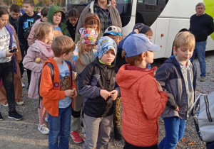 Uczniowie stoją przed autokarem.