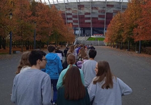 Uczniowie idą w kierunku Stadionu Narodowego.