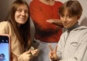 Uczniowie robią zdjęcie z makietą piłkarza.