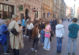 Uczniowie zwiedzają Stare Miasto w Warszawie.