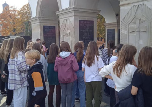 Uczniowie znajdują się przed Grobem Nieznanego Żołnierza.