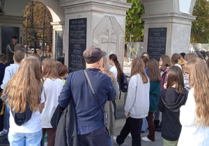 Uczniowie znajdują się przed Grobem Nieznanego Żołnierza.
