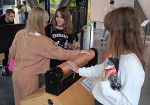 Uczniowie oglądają wystawy w Centrum Nauki Kopernik.
