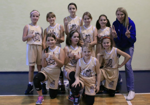 Na zdjęciu widzimy reprezentację drużyny koszykarek AKS SMS SP 29 w kategorii U-12 w sezonie 2022/2023.