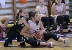 Na zdjęciu znajduje się drużyna koszykarek podczas turnieju ligowego kategorii U-12w Pabianicach.