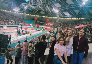 Na zdjęciu uczniowie naszej szkoły na tle płyty mini-stadionu w Atlas Arenie.