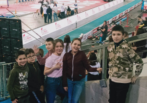 Na zdjęciu uczniowie naszej szkoły na tle płyty mini-stadionu w Atlas Arenie.