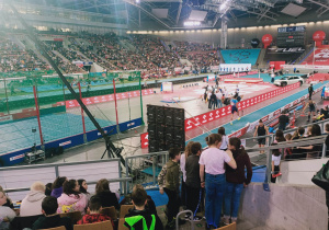 Na zdjęciu uczniowie naszej szkoły na tle płyty mini-stadionu w Atlas Arenie.