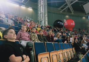 Na zdjęciu uczniowie naszej szkoły na tle płyty mini-stadionu w Atlas Arenie.