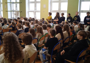 Na zdjęciu znajdują się uczniowie, którzy oglądają przedstawienie.