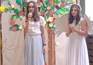 Na zdjęciu uczniowie występujący w przedstawieniu.