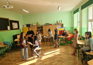 Uczennice z klasy szóstej w trakcie warsztatów teatralnych z aktorem Teatru Chorea w SP nr 29.