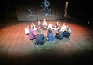 Uczennice z klasy szóstej biorą udział w warsztatach z aktorami Teatru Chorea w Fabryce Sztuki.