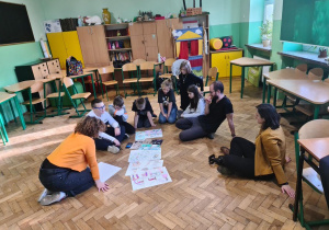 Uczniowie klas piątych podczas warsztatów z animacji poklatkowej z aktorami Teatru Chorea w SP nr 29.