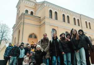 Na zdjęciu grupa uczniów klasy 7a i 7b na tle cerkwi.