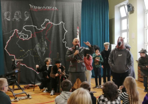 Zdjęcie przedstawia występujących w programie uczniów i Pana Michała.