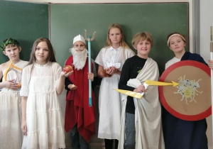Zdjęcie przedstawia uczniów przebranych za bogów greckich.