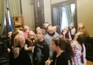 Zdjęcia przedstawiają uczniów, którzy zwiedzają wnętrza Pałacu Scheiblera.