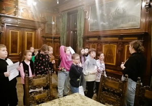 Zdjęcia przedstawiają uczniów, którzy zwiedzają wnętrza Pałacu Scheiblera.
