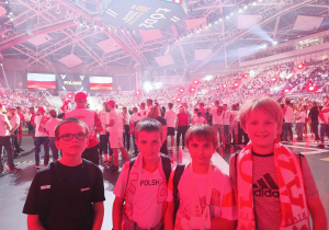 Na zdjęciu uczniowie w Atlas Arenie podczas meczu siatkówki Polska-Niemcy.