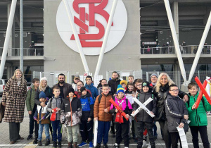 Na zdjęciu uczniowie z rodzicami przed meczem piłkarskim ŁKS-Piast Gliwice.