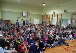 Na zdjęciu wszyscy uczniowie naszej szkoły podczas apelu.